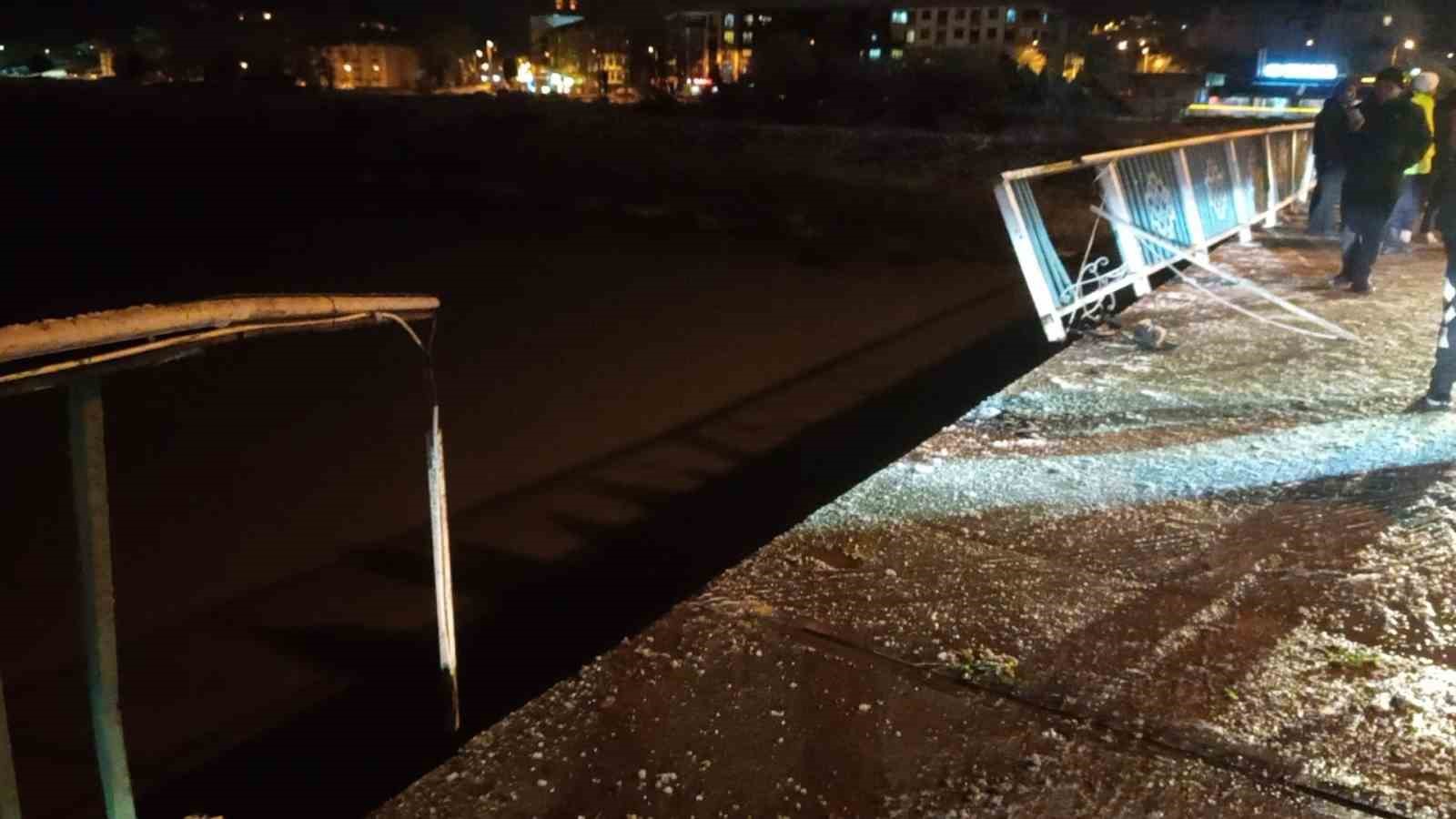 kopru korkuluklarinda asili kalan cip nehre dusmekten son anda kurtuldu 3 fRYJQPyA
