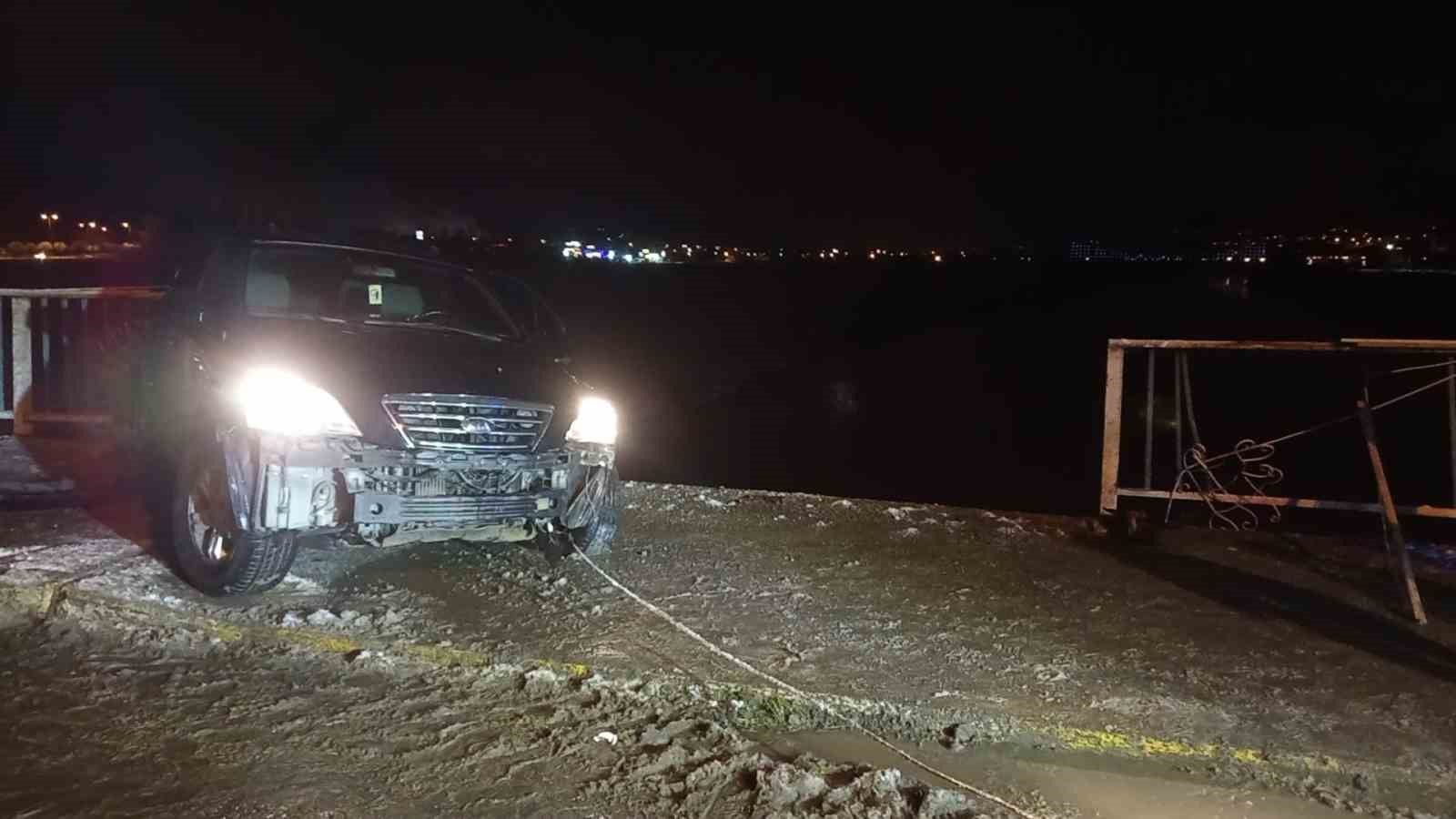 kopru korkuluklarinda asili kalan cip nehre dusmekten son anda kurtuldu 4 Lt1PqNbH