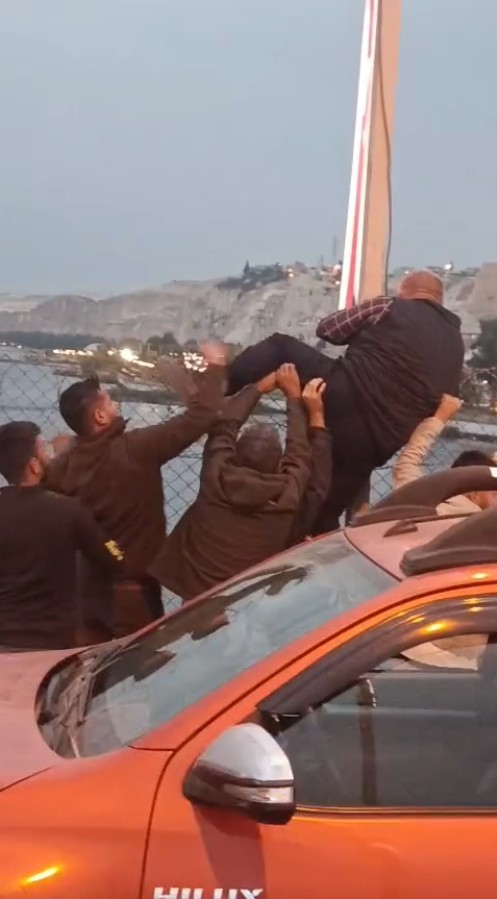 kopruden atlamak isteyen kisiyi yoldan gecen suruculer engelledi 2