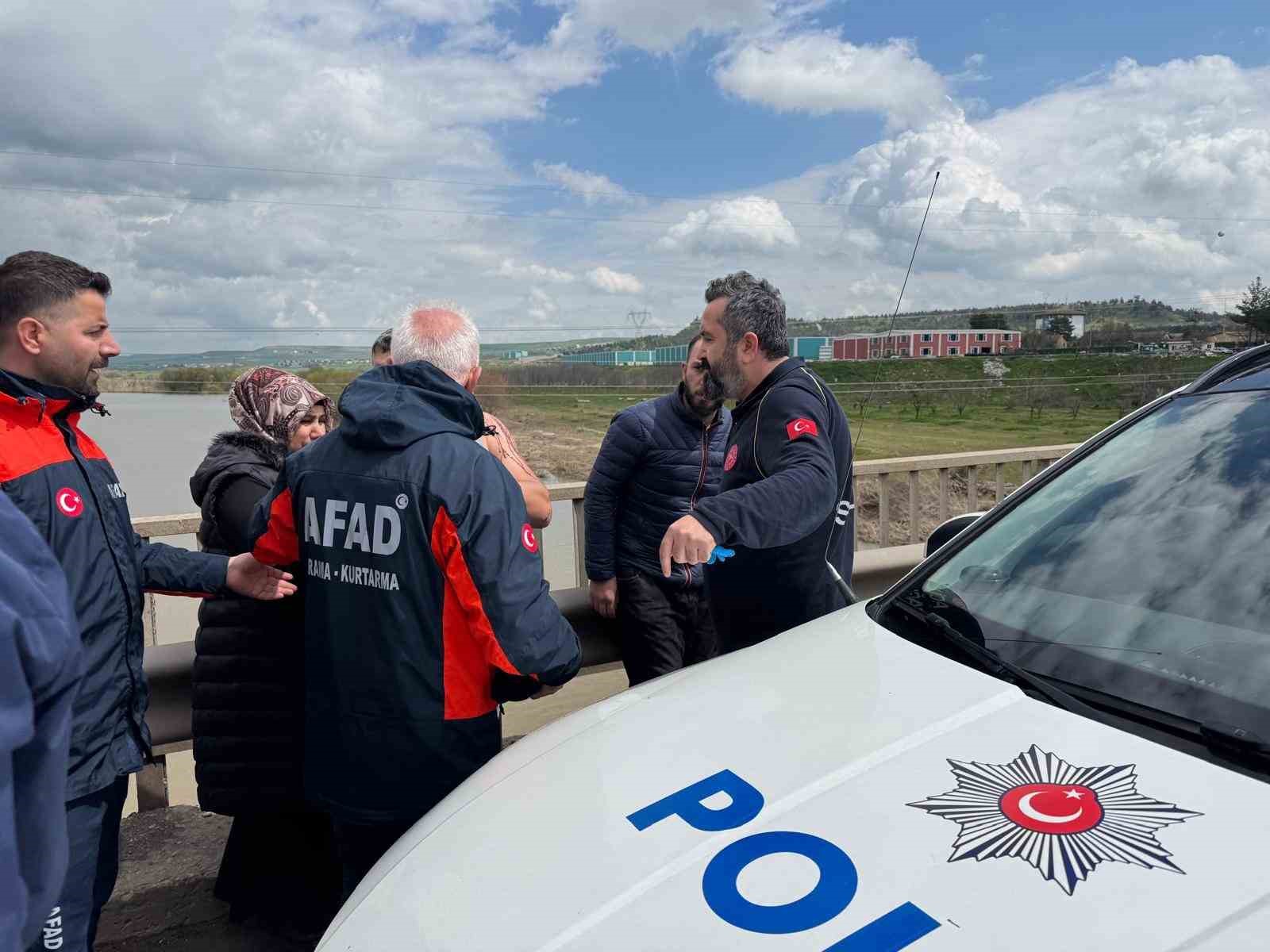 kopruden atlamak isteyen sahis afad ve polis tarafindan ikna edilerek kurtarildi 1