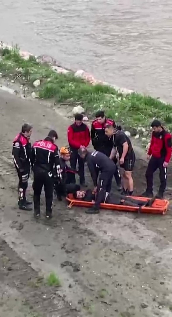 kopruden nehre atlayan sahsi ekipler kurtardi o anlar kamerada 2 V1B9YkOv
