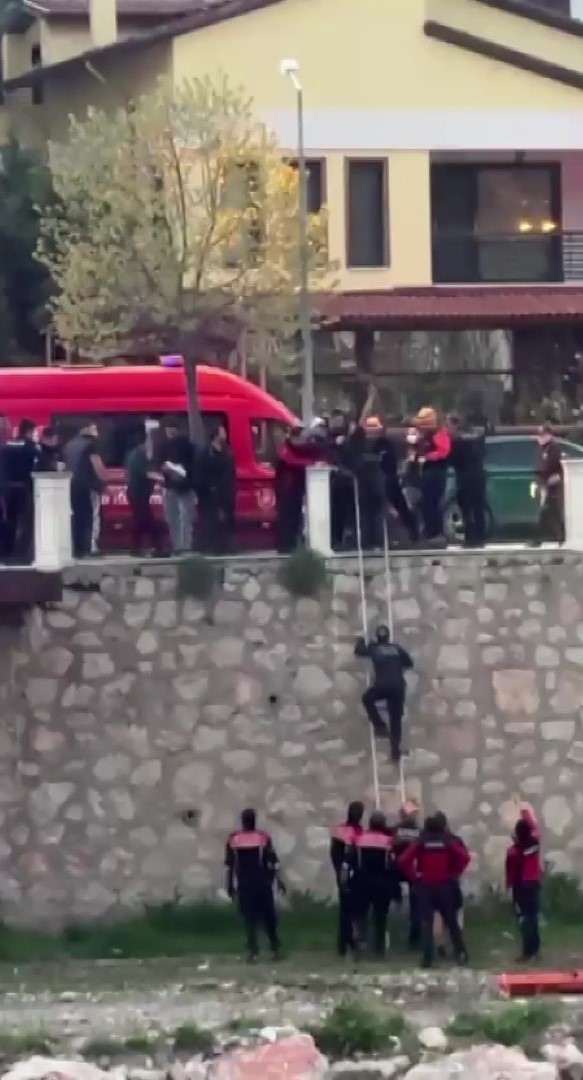 kopruden nehre atlayan sahsi ekipler kurtardi o anlar kamerada 3 d6rd36y9