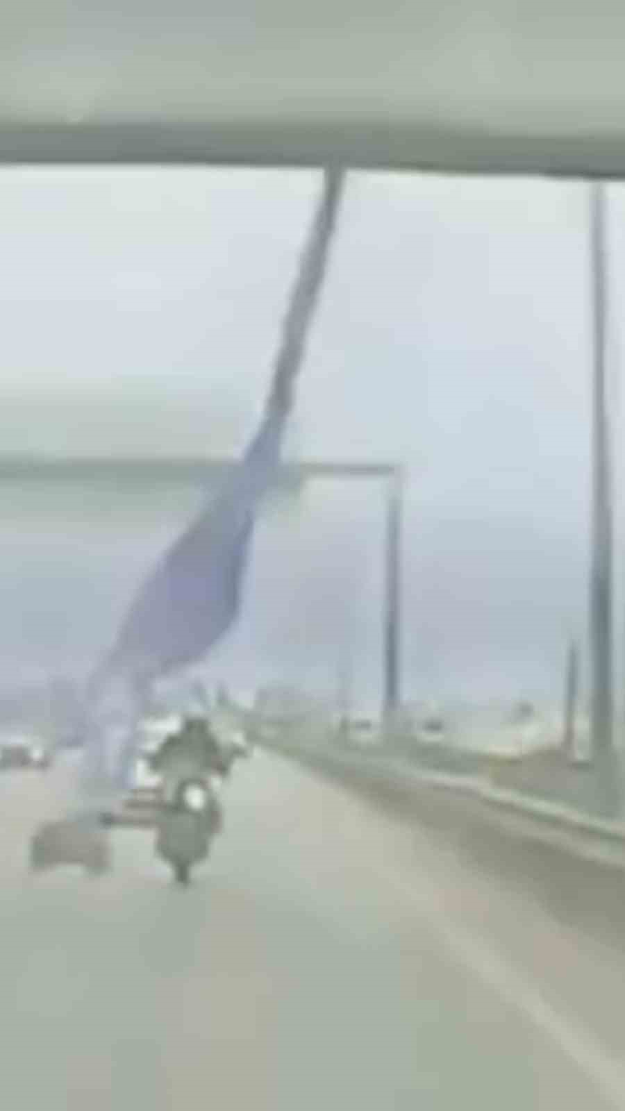 kopruden sarkan reklam afisi motosikletliyi savurdu 1 K3JTrVUZ