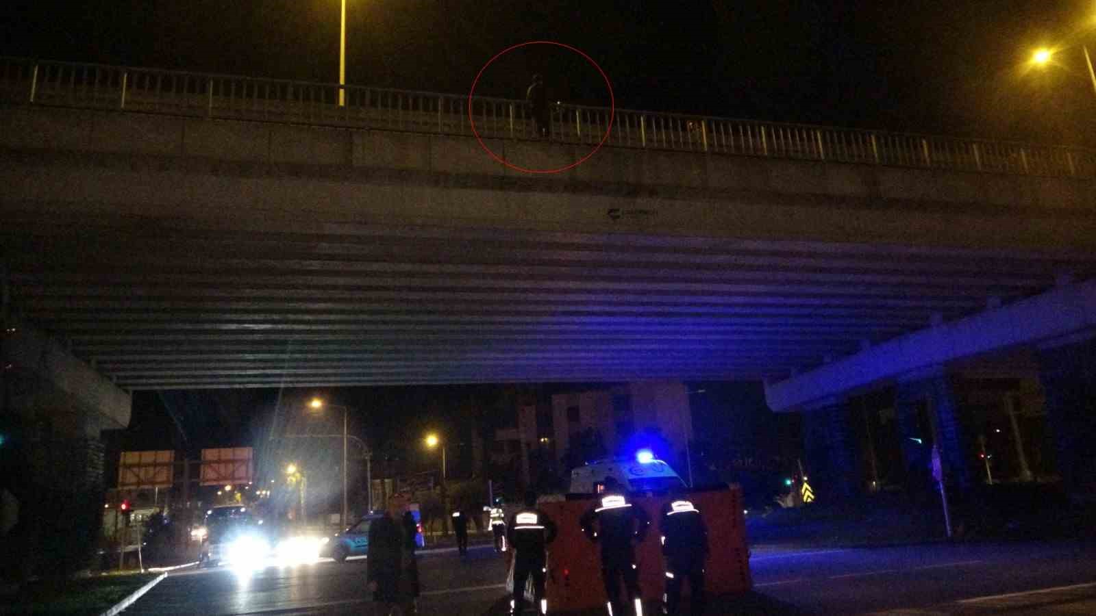 Köprüye çıkan kadını polis ölümün ucundan aldı, izleyenlerin arasından çıkan sözler pes dedirtti 4 kopruye cikan kadini polis olumun ucundan aldi izleyenlerin arasindan cikan sozler pes dedirtti 0 PYWnQ6UW