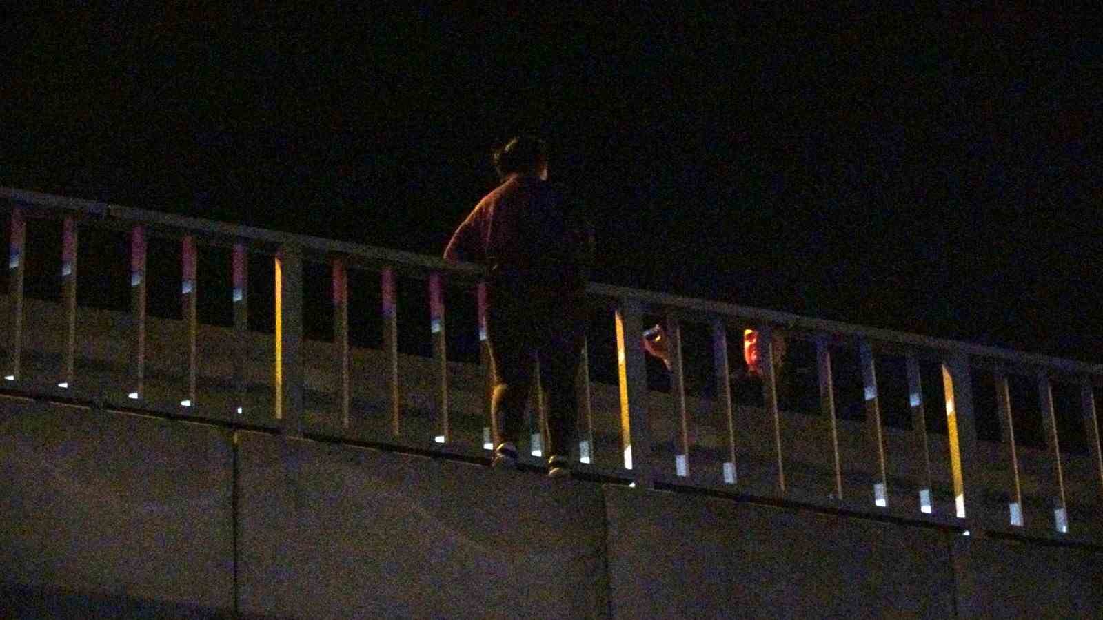 Köprüye çıkan kadını polis ölümün ucundan aldı, izleyenlerin arasından çıkan sözler pes dedirtti 6 kopruye cikan kadini polis olumun ucundan aldi izleyenlerin arasindan cikan sozler pes dedirtti 2 6FNdO69Z