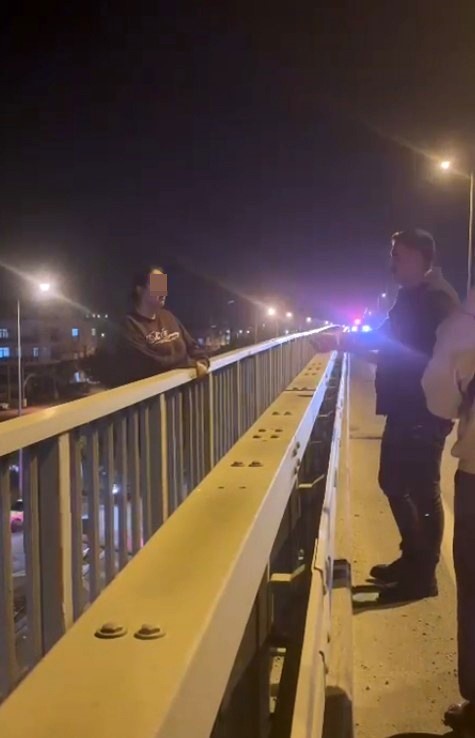 Köprüye çıkan kadını polis ölümün ucundan aldı, izleyenlerin arasından çıkan sözler pes dedirtti 9 kopruye cikan kadini polis olumun ucundan aldi izleyenlerin arasindan cikan sozler pes dedirtti 5 D9hAw7WD