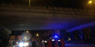 kopruye-cikan-kadini-polis-olumun-ucundan-aldi-izleyenlerin-arasindan-cikan-sozler-pes-dedirtti-NfklZOTu.jpg