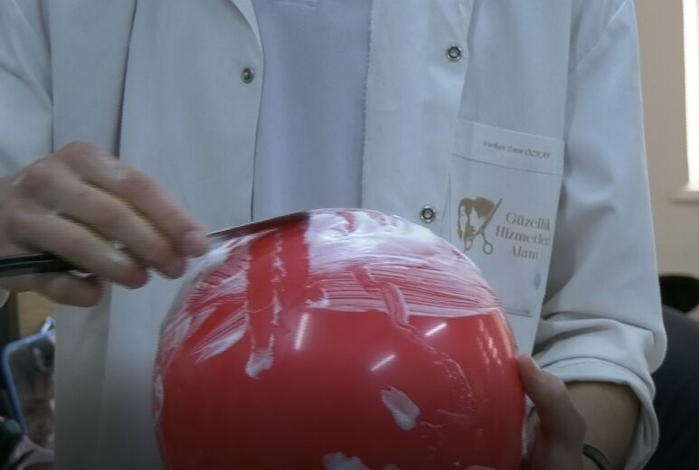 kopuklu balonu patlatmadan jiletle tiras ederek sinavi geciyorlar 0 c7XPcqS2