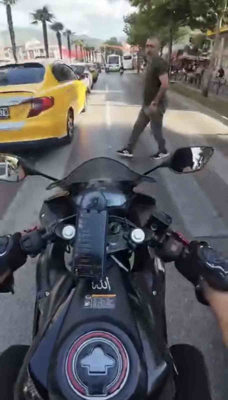 kor noktada kalan yayaya motosiklet carpti o anlar kask kamerasinda 1 ZzN7psQu