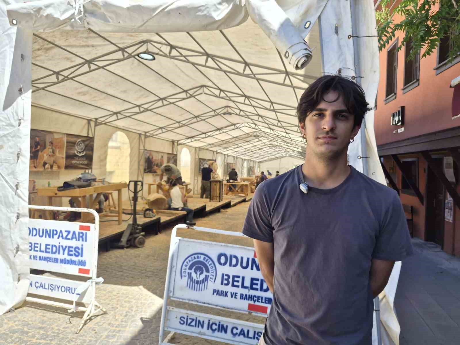 koreli sanatcidan kardeslik vefasi sol eldivene turk sag eldivene kore bayragi cizdi 3 CO6vw7R6