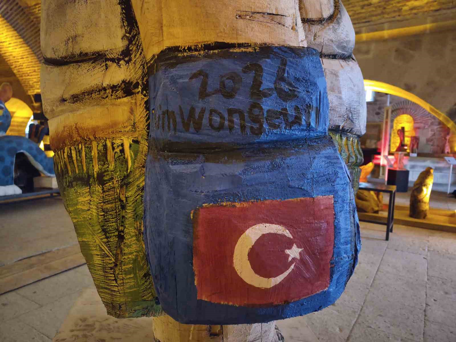koreli sanatcidan kardeslik vefasi sol eldivene turk sag eldivene kore bayragi cizdi 6 mOmkK5la