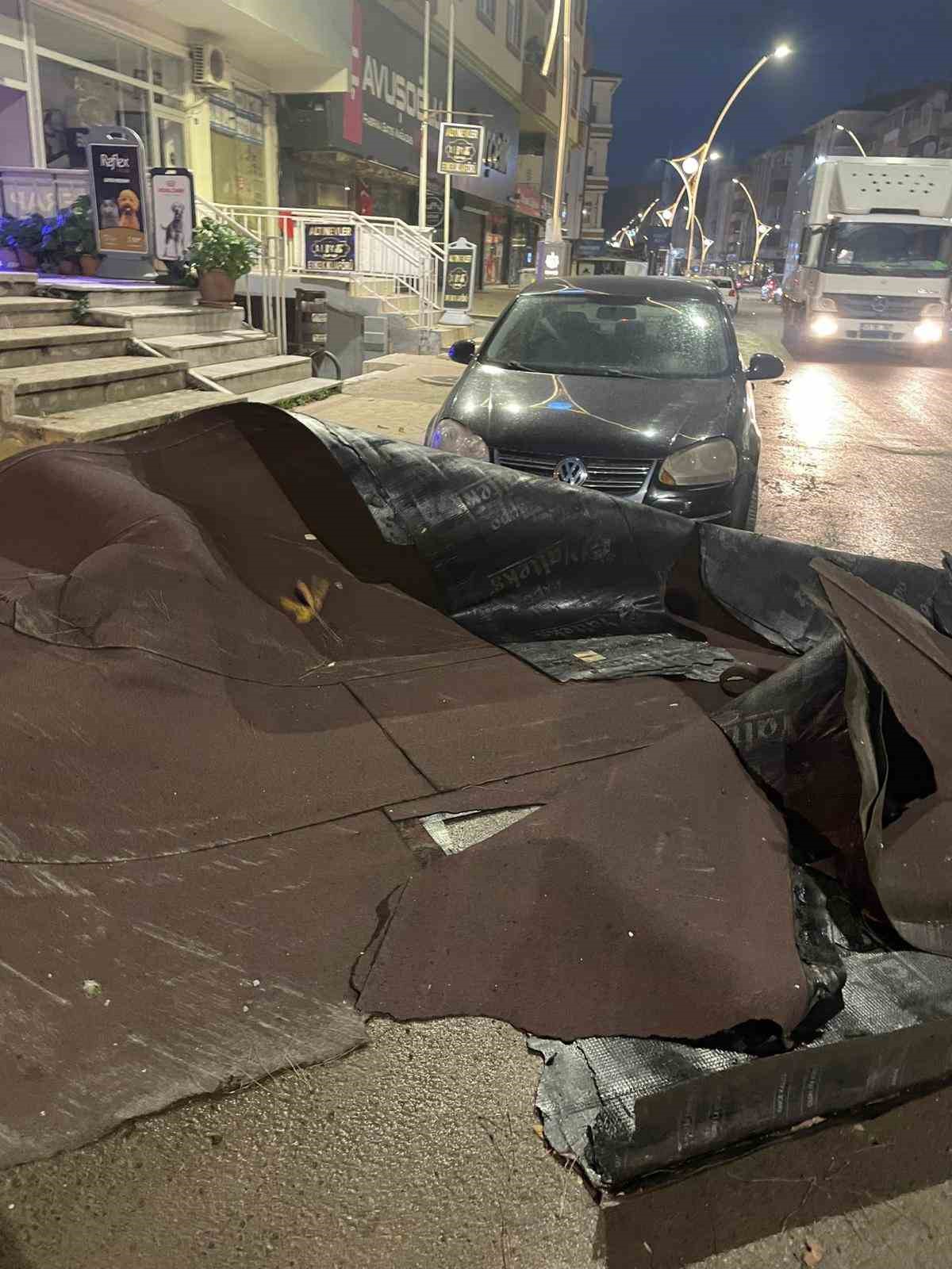 korfezde siddetli firtinada catilar uctu araclar hasar gordu 2 UFvTbCIG