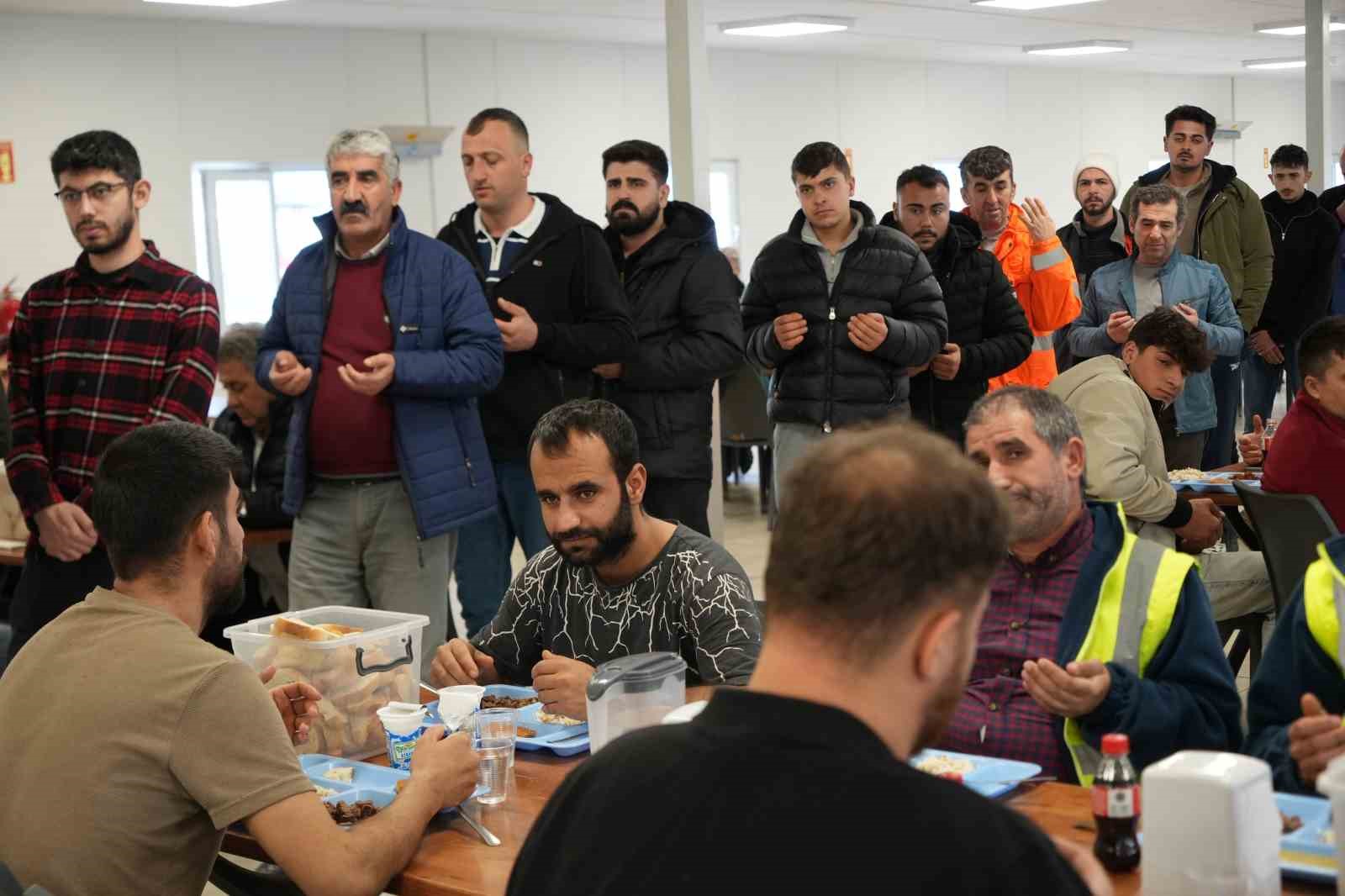 Körfezray şantiyesinde deprem şehitleri anıldı: Bölgeye 100 milyon liralık destek sağlandı 5 korfezray santiyesinde deprem sehitleri anildi bolgeye 100 milyon liralik destek saglandi 1 nE5zbl3z