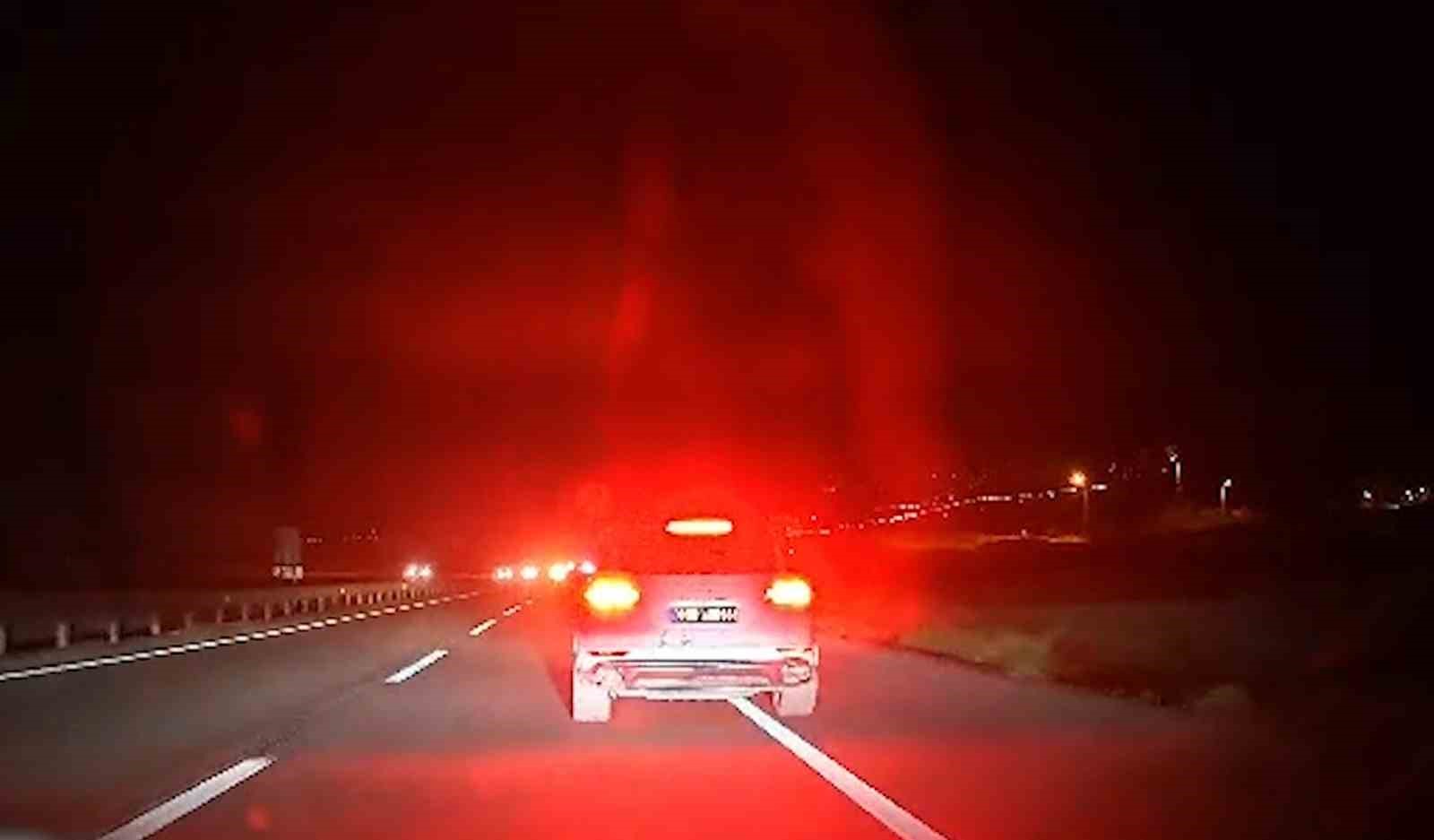 korku dolu anlar kamerada bir ailenin can guvenligini tehlikeye atan trafik magandasi yakalandi 0
