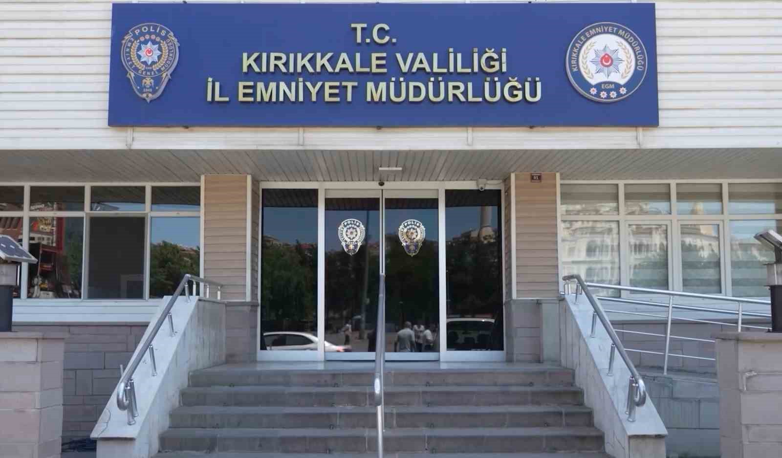 korku dolu anlar kamerada bir ailenin can guvenligini tehlikeye atan trafik magandasi yakalandi 3 FZRIdmeP