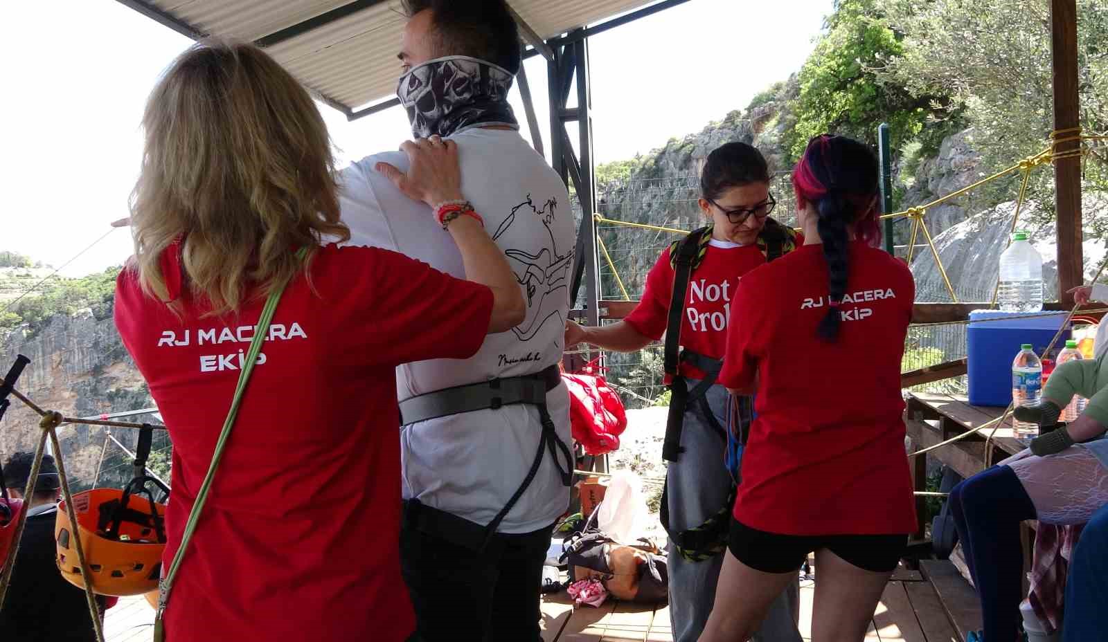 korku ve heyecan bir arada mersinde 5 saniye suren 220 metreden halatla atlama cilginligi DhgF3dBl