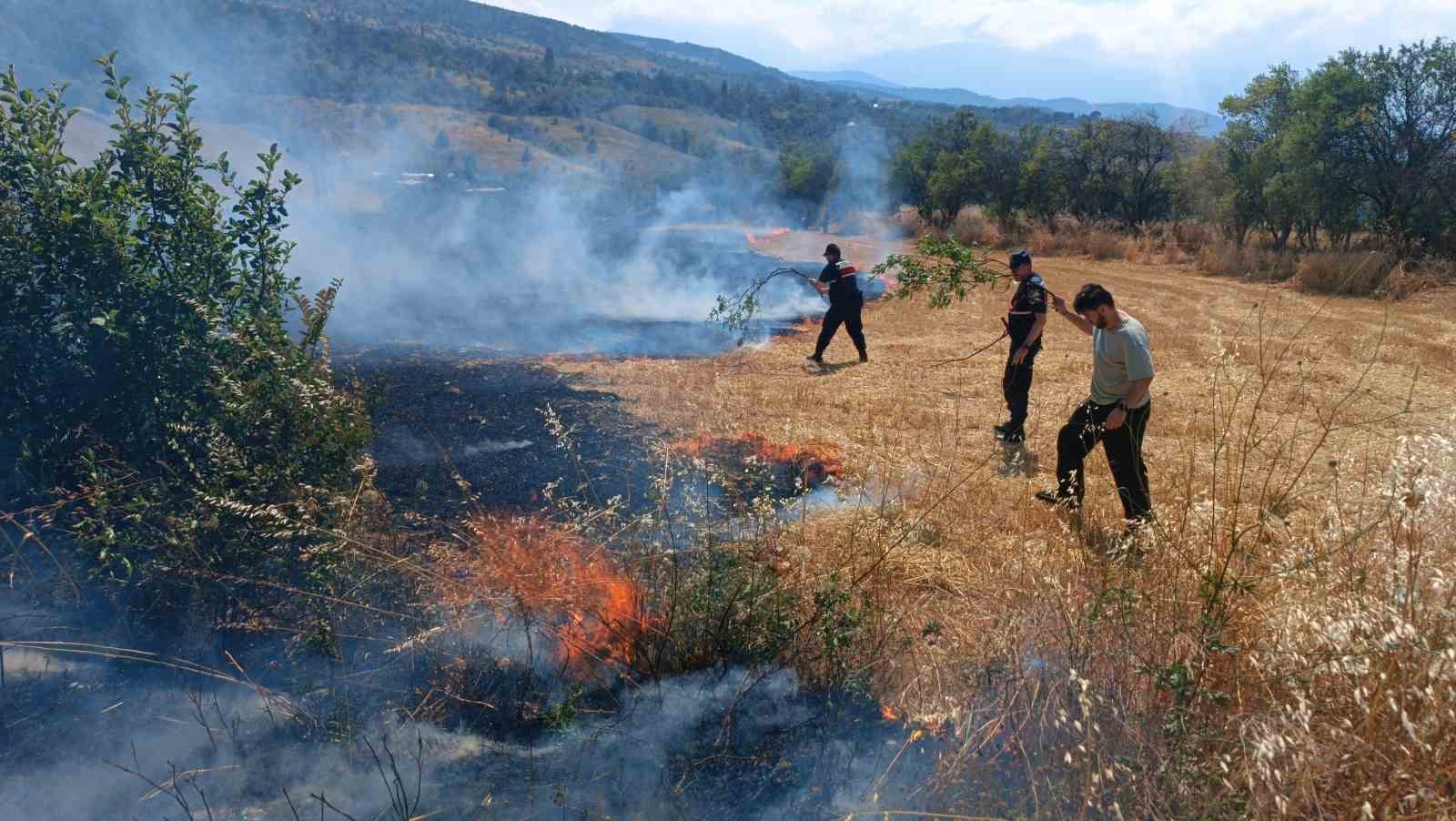 korkutan aniz yangini havadan ve karadan mudahaleyle kontrol altina alindi 6 2KHUpjQ7