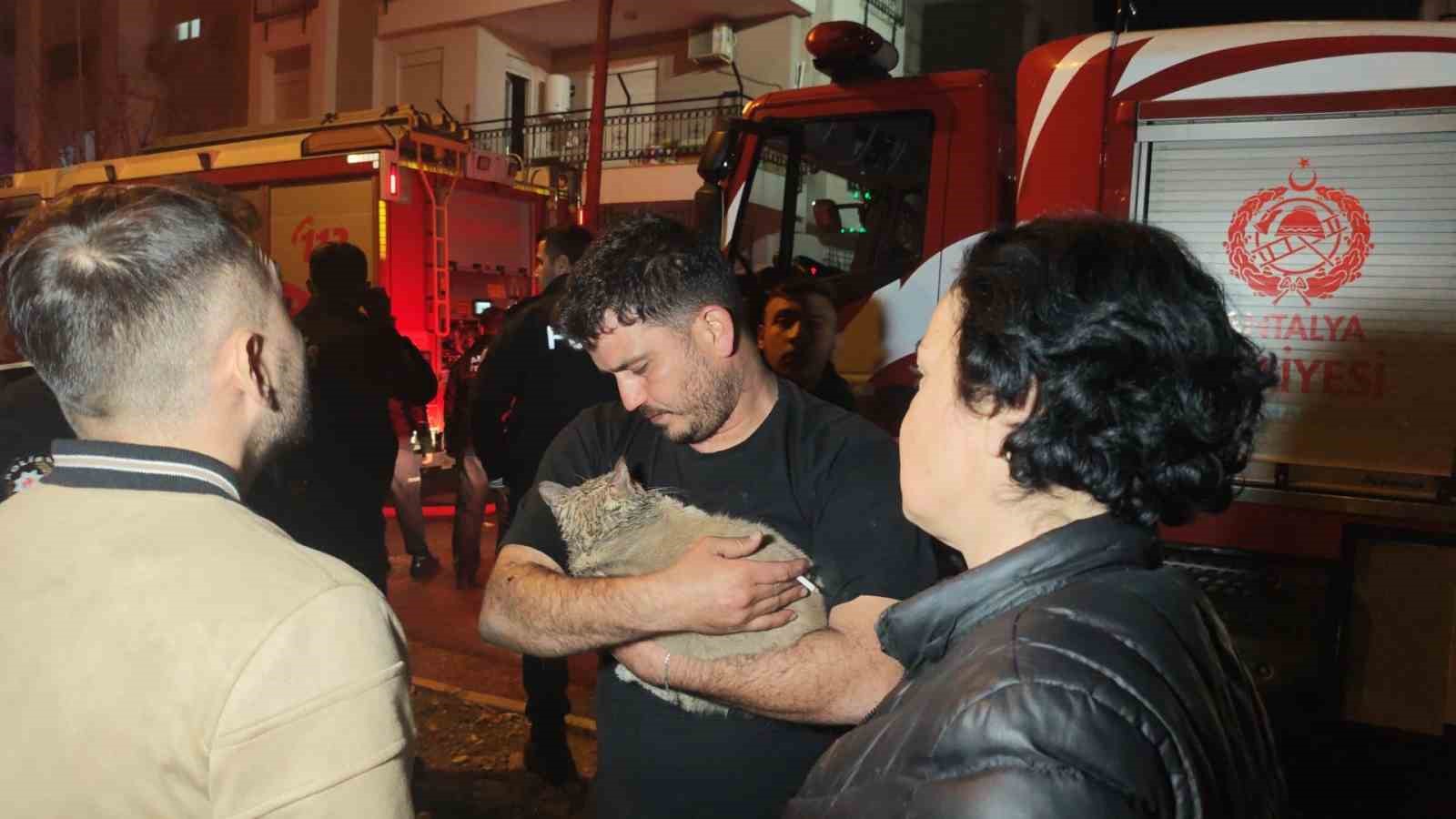 korkutan yanginda mahsur kalan kediyi itfaiye kurtardi 2 CpWwRt7z