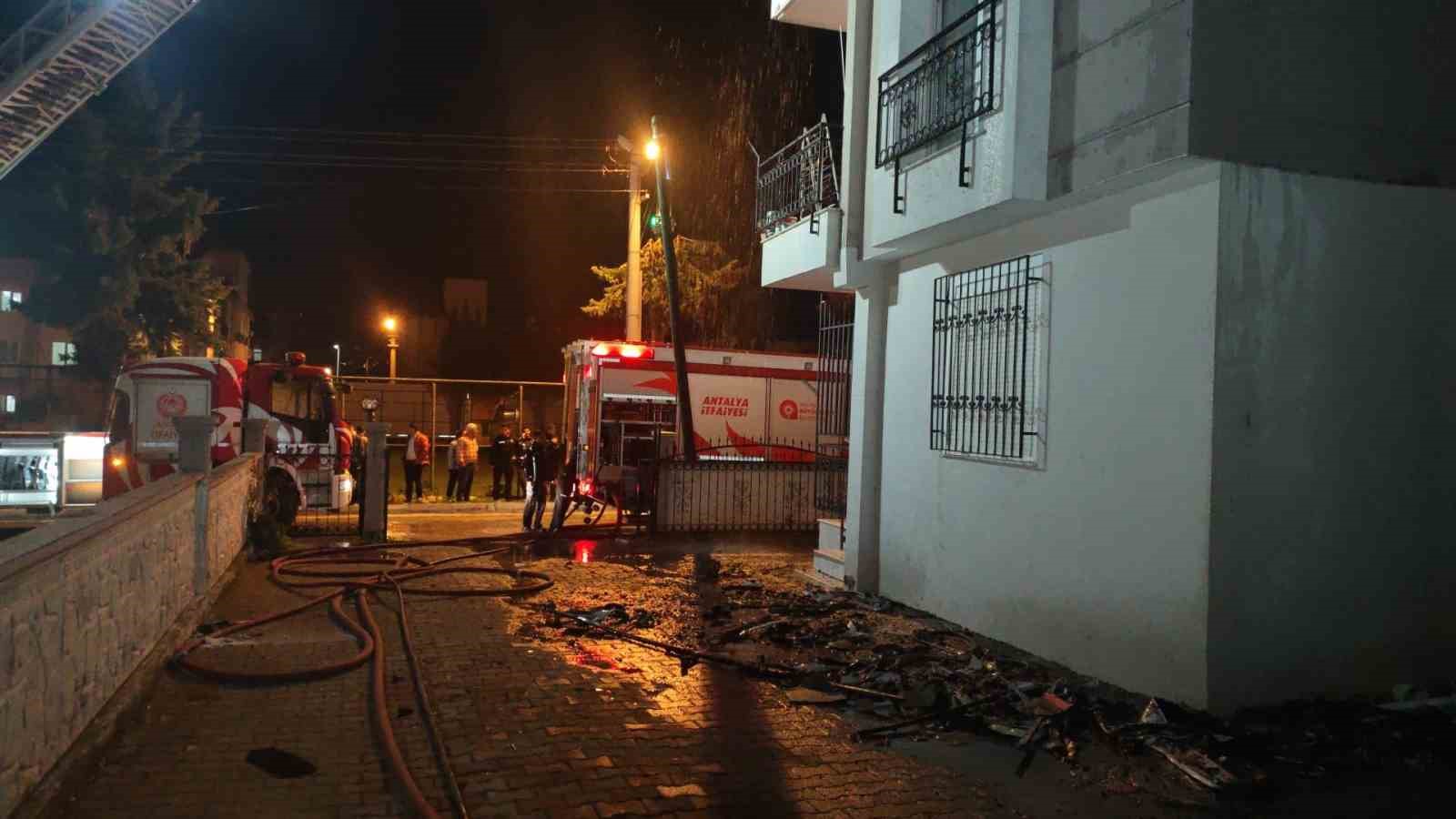 korkutan yanginda mahsur kalan kediyi itfaiye kurtardi 5 Z3bHBUIm