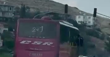 kornaya-basarak-otomobilleri-sollayan-yolcu-otobusu-manevralariyla-korkuttu-NiakPD4d.jpg