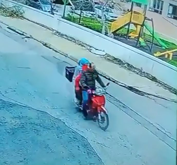 kornaya basti ama otomobile carpmaktan kurtulamadi 1