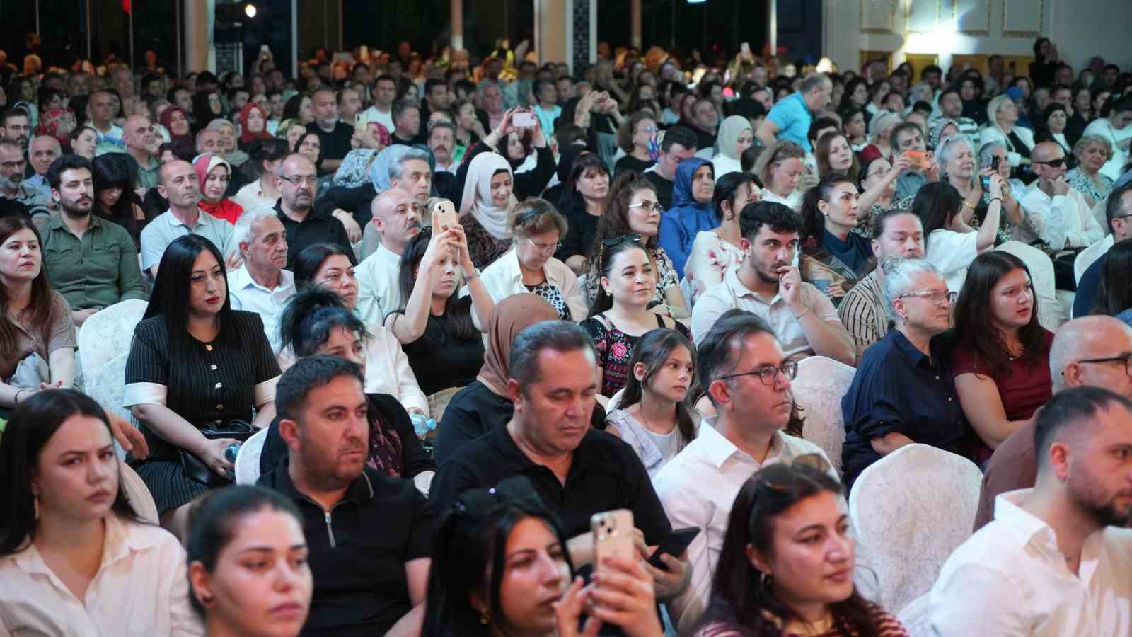 Koro ilk kez sahne aldı, profesyonelleri aratmadı: Anadolu’nun sevilen türküleri seslendirildi 5 koro ilk kez sahne aldi profesyonelleri aratmadi anadolunun sevilen turkuleri seslendirildi 1