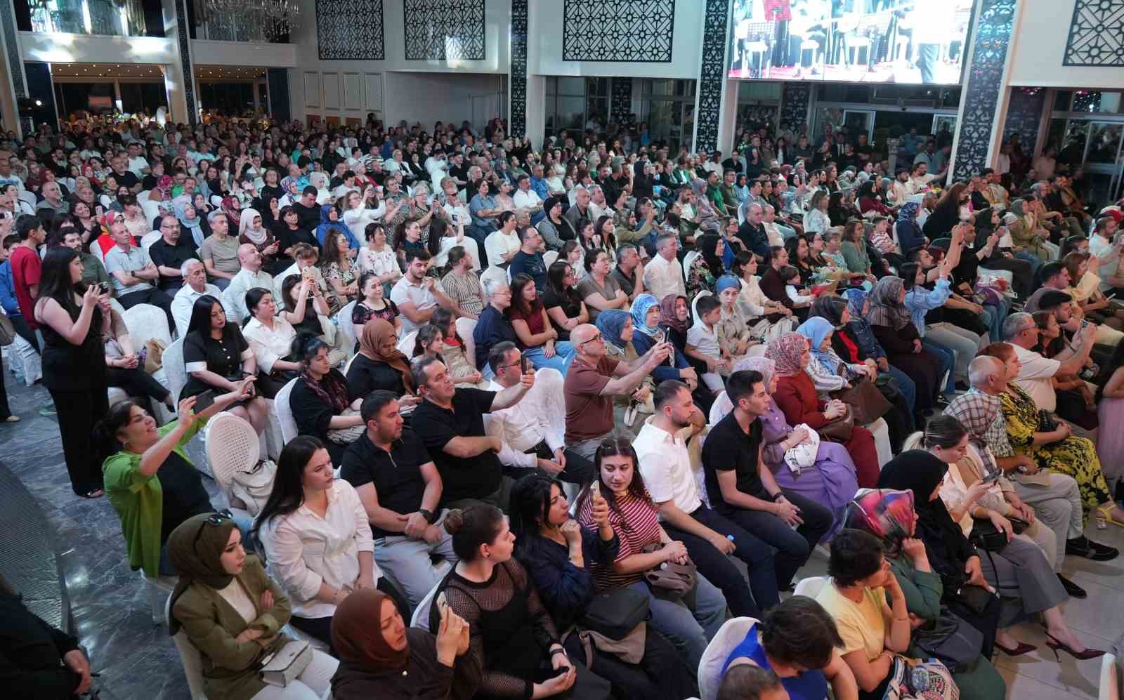 Koro ilk kez sahne aldı, profesyonelleri aratmadı: Anadolu’nun sevilen türküleri seslendirildi 6 koro ilk kez sahne aldi profesyonelleri aratmadi anadolunun sevilen turkuleri seslendirildi 2 1ZYBv2r1