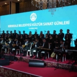 koro-ilk-kez-sahne-aldi-profesyonelleri-aratmadi-anadolunun-sevilen-turkuleri-seslendirildi-wD8aB9nN.jpg