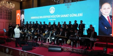 koro-ilk-kez-sahne-aldi-profesyonelleri-aratmadi-anadolunun-sevilen-turkuleri-seslendirildi-wD8aB9nN.jpg