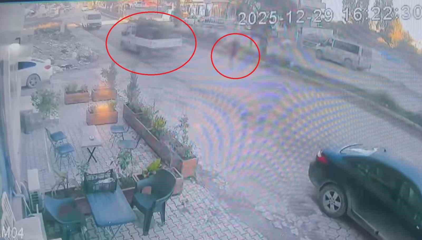kosarak karsiya gecen cocuk saniyelerle olumden dondu 2 QlR1XjyD
