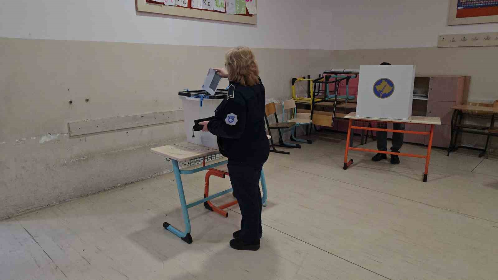 kosova halki erken secimler icin sandik basinda 3 tDmfHmQv