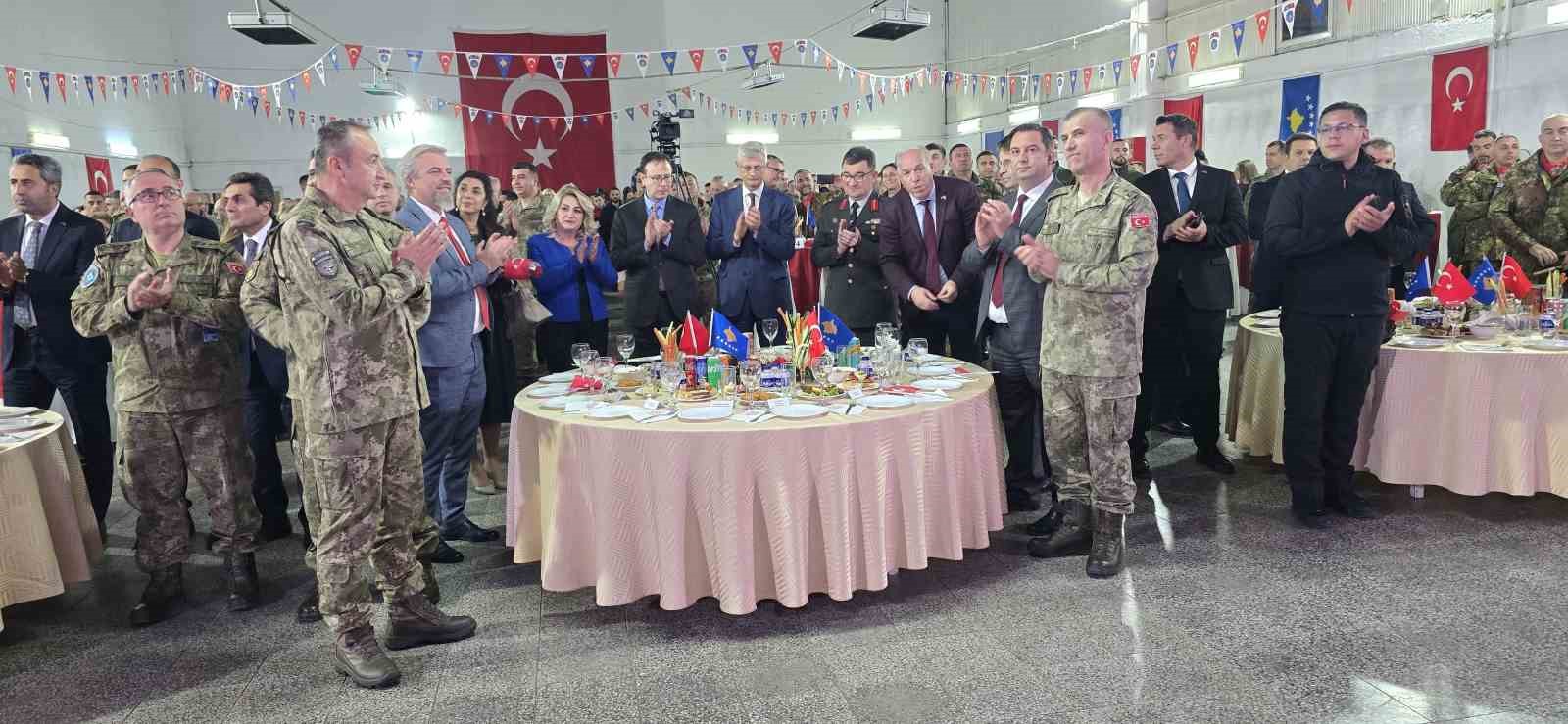 kosovada turk askerlerinin zeybekli cumhuriyet coskusu 1 5i8vGLVD