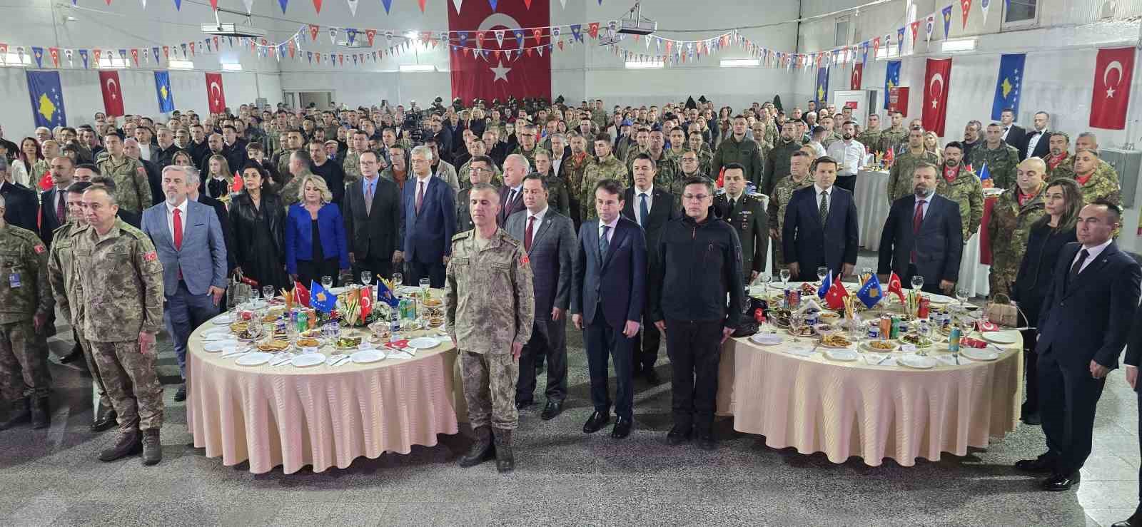 kosovada turk askerlerinin zeybekli cumhuriyet coskusu 2 vWf4b4TV