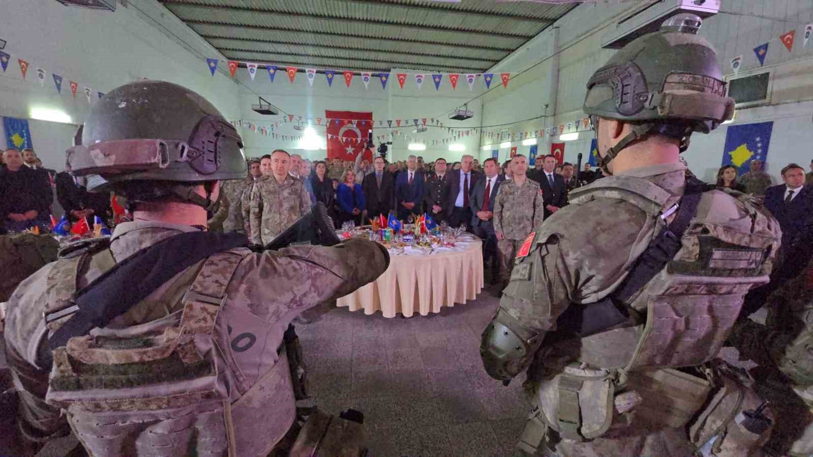 kosovada turk askerlerinin zeybekli cumhuriyet coskusu 3 AkKndmdi