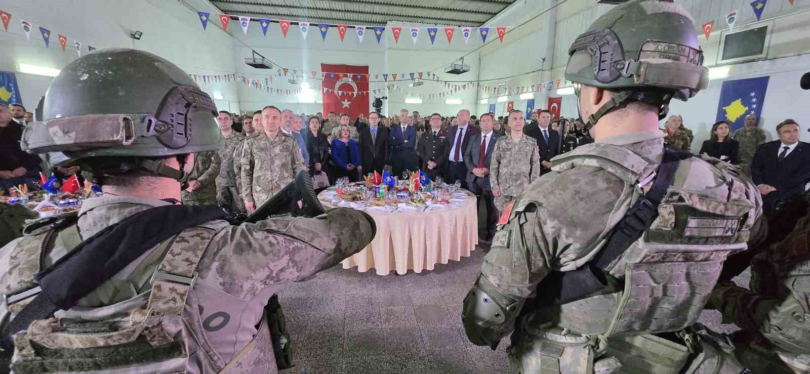 kosovada turk askerlerinin zeybekli cumhuriyet coskusu 4 2tKljmVj