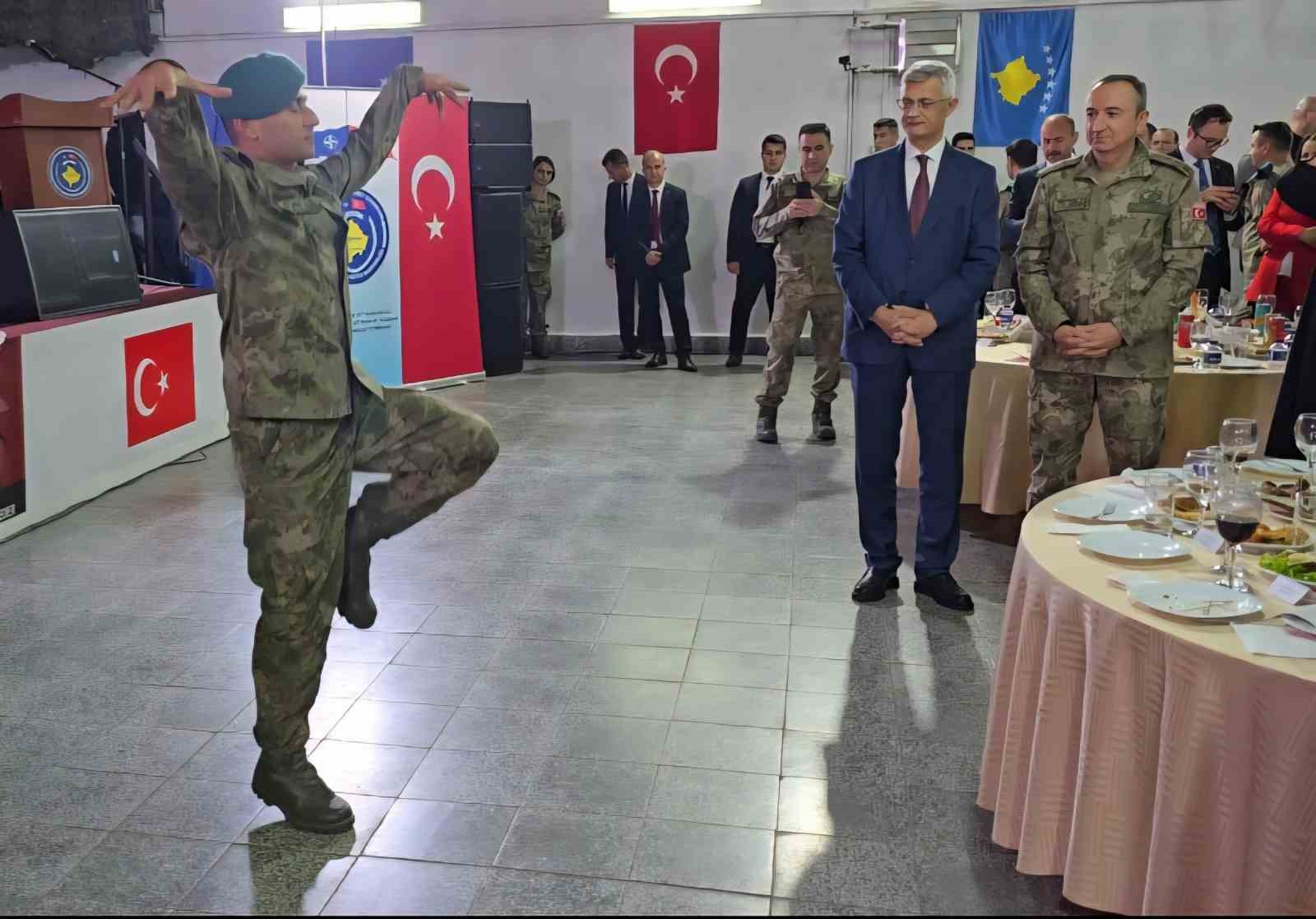 kosovada turk askerlerinin zeybekli cumhuriyet coskusu 5 mzCpqrc6