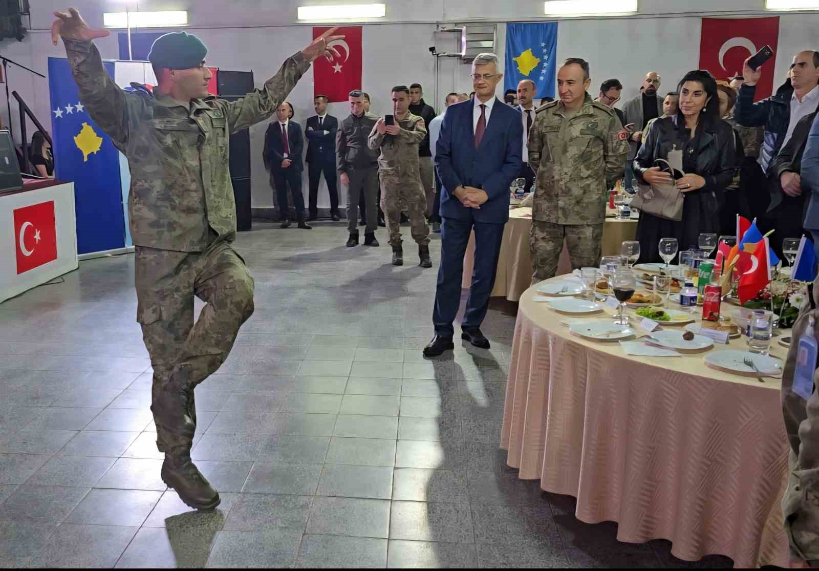 kosovada turk askerlerinin zeybekli cumhuriyet coskusu 6 5dagCD2s