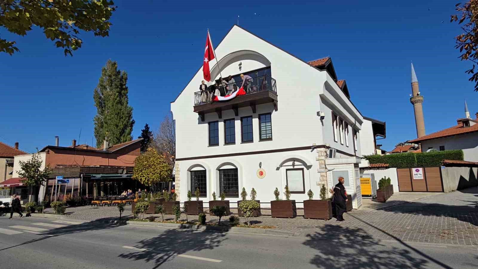 Kosovalı 102 kadın, Türkiye Cumhuriyeti’nin kuruluşunun 102. yıldönümü için bayrak ördü 4 kosovali 102 kadin turkiye cumhuriyetinin kurulusunun 102 yildonumu icin bayrak ordu 0 w6jmOWW3