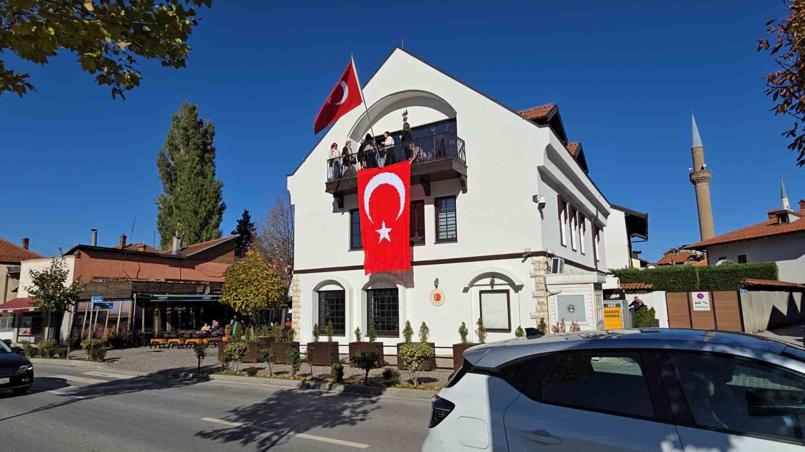 Kosovalı 102 kadın, Türkiye Cumhuriyeti’nin kuruluşunun 102. yıldönümü için bayrak ördü 5 kosovali 102 kadin turkiye cumhuriyetinin kurulusunun 102 yildonumu icin bayrak ordu 1 Btp73ZP5