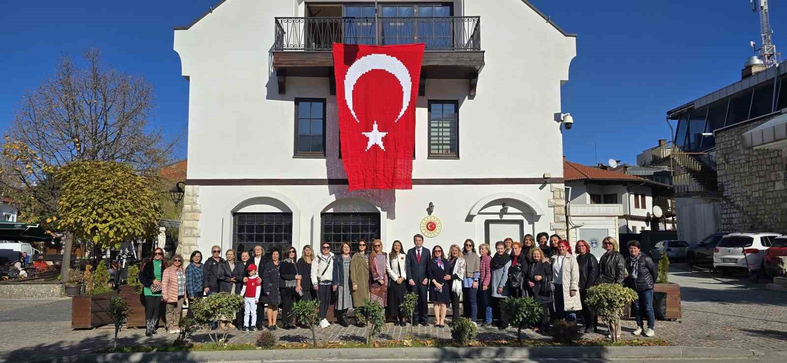 Kosovalı 102 kadın, Türkiye Cumhuriyeti’nin kuruluşunun 102. yıldönümü için bayrak ördü 14 kosovali 102 kadin turkiye cumhuriyetinin kurulusunun 102 yildonumu icin bayrak ordu 10 FEHmWHpL