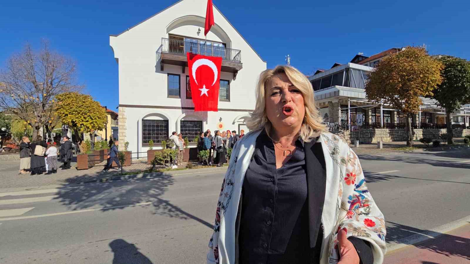 Kosovalı 102 kadın, Türkiye Cumhuriyeti’nin kuruluşunun 102. yıldönümü için bayrak ördü 15 kosovali 102 kadin turkiye cumhuriyetinin kurulusunun 102 yildonumu icin bayrak ordu 11 JfWLXthT