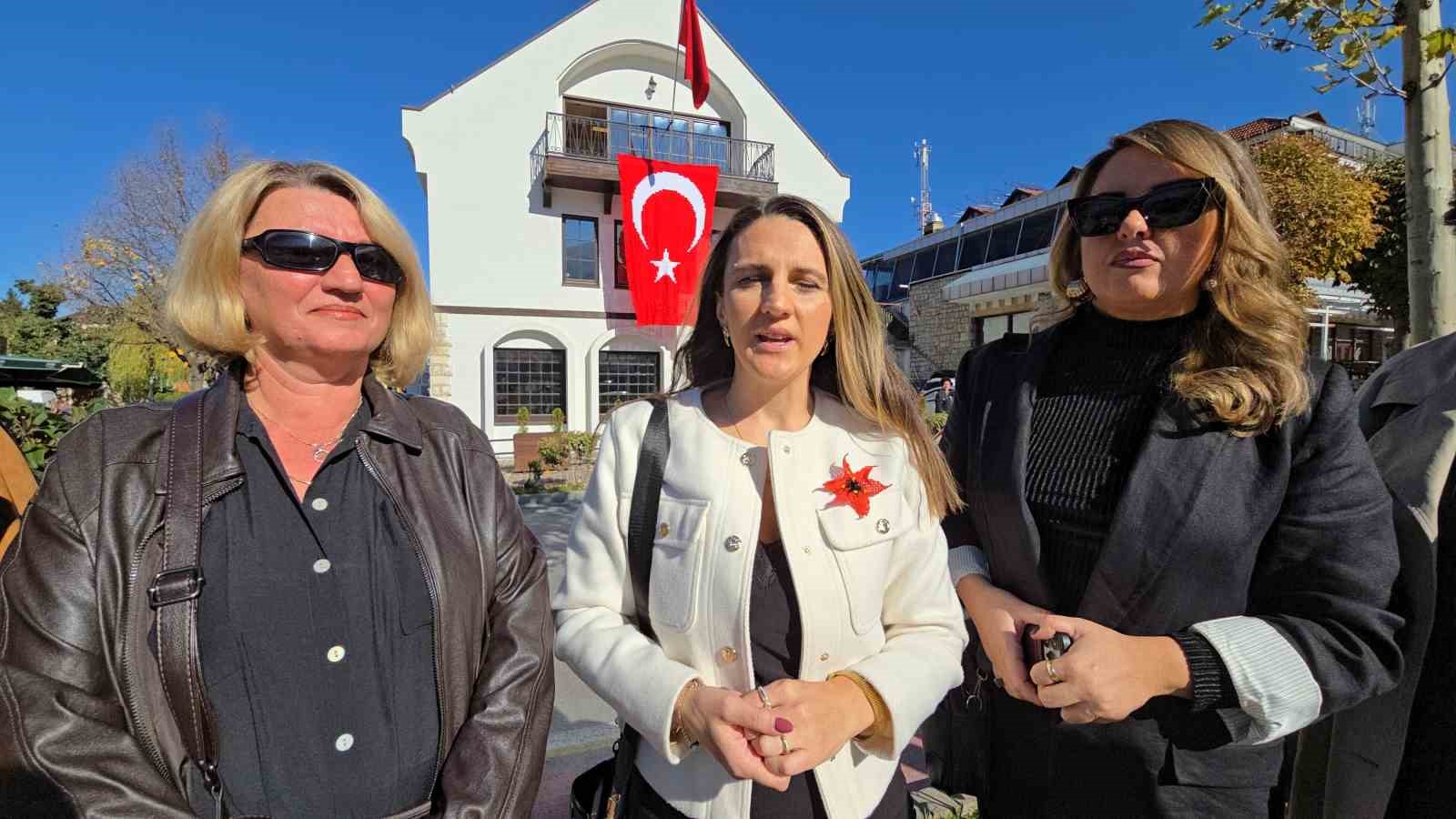 Kosovalı 102 kadın, Türkiye Cumhuriyeti’nin kuruluşunun 102. yıldönümü için bayrak ördü 16 kosovali 102 kadin turkiye cumhuriyetinin kurulusunun 102 yildonumu icin bayrak ordu 12 fIQHMEue