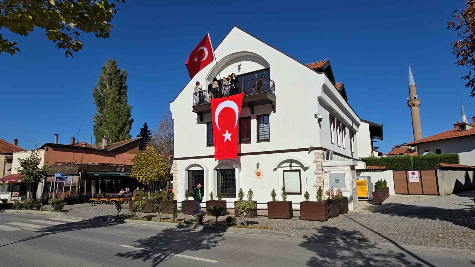 Kosovalı 102 kadın, Türkiye Cumhuriyeti’nin kuruluşunun 102. yıldönümü için bayrak ördü 6 kosovali 102 kadin turkiye cumhuriyetinin kurulusunun 102 yildonumu icin bayrak ordu 2 djVO9KBI
