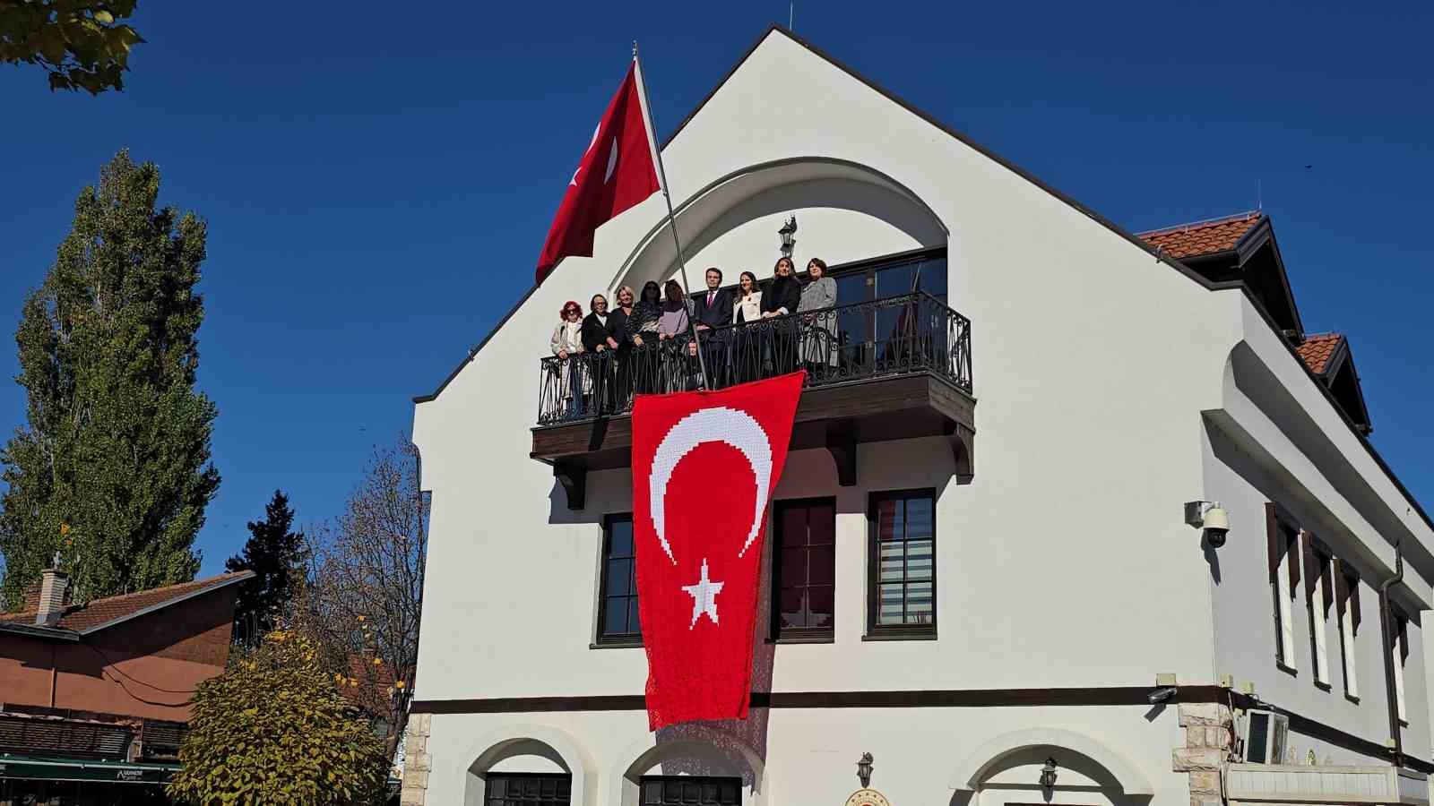 Kosovalı 102 kadın, Türkiye Cumhuriyeti’nin kuruluşunun 102. yıldönümü için bayrak ördü 7 kosovali 102 kadin turkiye cumhuriyetinin kurulusunun 102 yildonumu icin bayrak ordu 3 3BH8ahys