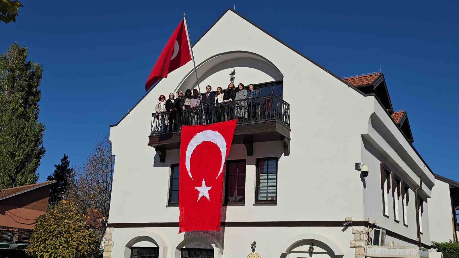Kosovalı 102 kadın, Türkiye Cumhuriyeti’nin kuruluşunun 102. yıldönümü için bayrak ördü 8 kosovali 102 kadin turkiye cumhuriyetinin kurulusunun 102 yildonumu icin bayrak ordu 4 GHdPk4fJ