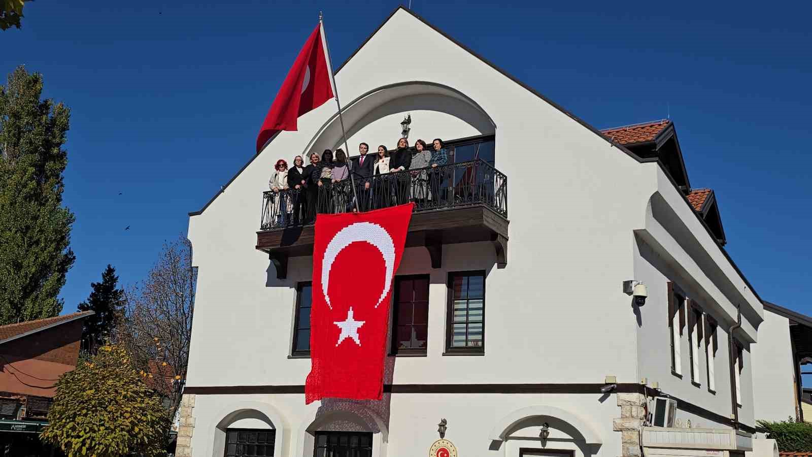 Kosovalı 102 kadın, Türkiye Cumhuriyeti’nin kuruluşunun 102. yıldönümü için bayrak ördü 9 kosovali 102 kadin turkiye cumhuriyetinin kurulusunun 102 yildonumu icin bayrak ordu 5 Q2gFpKML