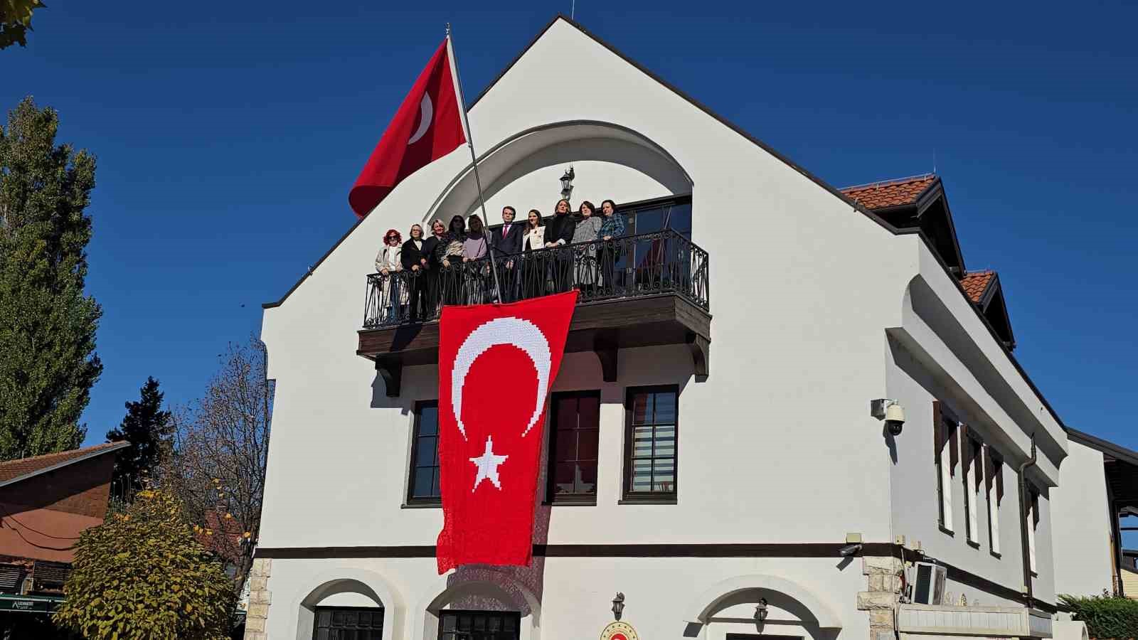 Kosovalı 102 kadın, Türkiye Cumhuriyeti’nin kuruluşunun 102. yıldönümü için bayrak ördü 10 kosovali 102 kadin turkiye cumhuriyetinin kurulusunun 102 yildonumu icin bayrak ordu 6 XMdVzWLk