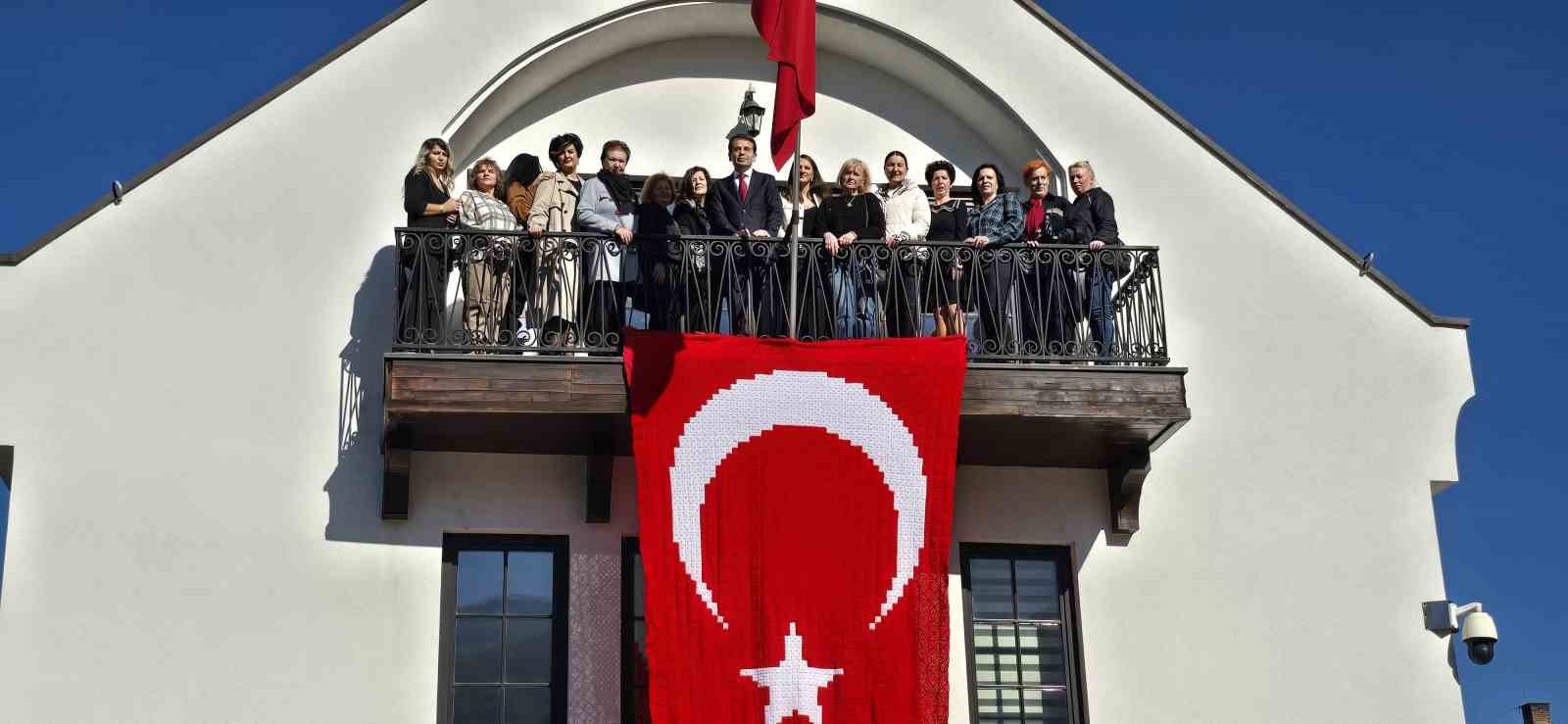 Kosovalı 102 kadın, Türkiye Cumhuriyeti’nin kuruluşunun 102. yıldönümü için bayrak ördü 11 kosovali 102 kadin turkiye cumhuriyetinin kurulusunun 102 yildonumu icin bayrak ordu 7 FNMM2XMR