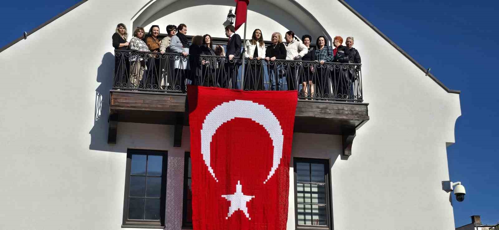 Kosovalı 102 kadın, Türkiye Cumhuriyeti’nin kuruluşunun 102. yıldönümü için bayrak ördü 12 kosovali 102 kadin turkiye cumhuriyetinin kurulusunun 102 yildonumu icin bayrak ordu 8 TYwnjDWn