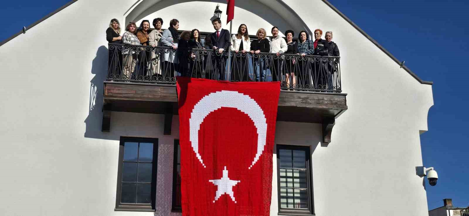 Kosovalı 102 kadın, Türkiye Cumhuriyeti’nin kuruluşunun 102. yıldönümü için bayrak ördü 13 kosovali 102 kadin turkiye cumhuriyetinin kurulusunun 102 yildonumu icin bayrak ordu 9 fhsndHgk